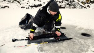 Måling av gjedde under isfiske av gjeddemeite