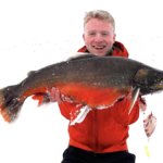 Markus Danielsen Holmer holder stolt frem røye på 5,65 kilo