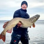 Lasse Bergström med den största gäddan som vägde över 17 kilo. Foto: Privat