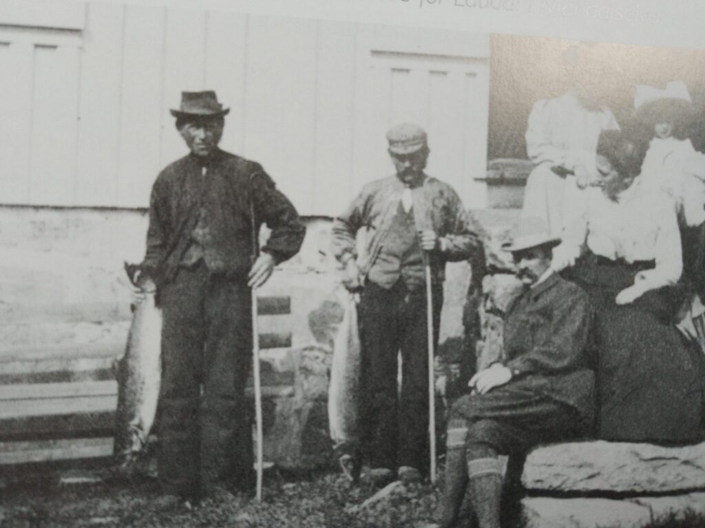 Foto: Kaptein Hamilton, senere oberst i den britiske hær, fisket med utgangspunkt i «lille Strædet» nord for Laudal i Mandalselva.