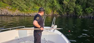 Statens naturoppsyn (SNO) har tilsynsansvar i alle landets lakseelver og sjøer. Foto: Statens naturoppsyn