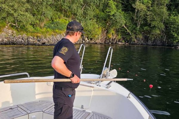 Statens naturoppsyn (SNO) har tilsynsansvar i alle landets lakseelver og sjøer. Foto: Statens naturoppsyn