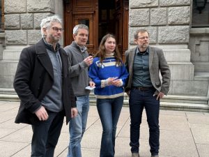 Norges Jeger- og Fiskerforbund og Norske Lakseelver har blitt med som partshjelpere i Fjordsøksmålet. Fra venstre: Eldar Berli, generalsekretær i NJFF, Truls Gulowsen, leder i Naturvernforbundet, Sigrid Hoddevik Losnegård, leder i Natur og Ungdom, og Torfinn Evensen, generalsekretær i Norske Lakseelver, utenfor Høysterett i Oslo. Foto: Tor Bjarne Christensen