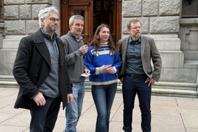 Norges Jeger- og Fiskerforbund og Norske Lakseelver har blitt med som partshjelpere i Fjordsøksmålet. Fra venstre: Eldar Berli, generalsekretær i NJFF, Truls Gulowsen, leder i Naturvernforbundet, Sigrid Hoddevik Losnegård, leder i Natur og Ungdom, og Torfinn Evensen, generalsekretær i Norske Lakseelver, utenfor Høysterett i Oslo. Foto: Tor Bjarne Christensen