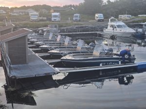 Båter i havn ved Bud camping