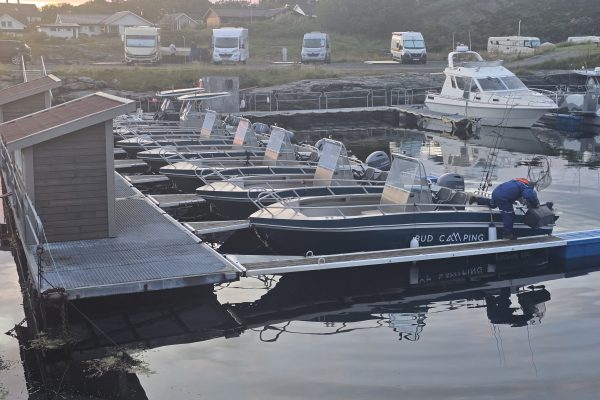 Båter i havn ved Bud camping